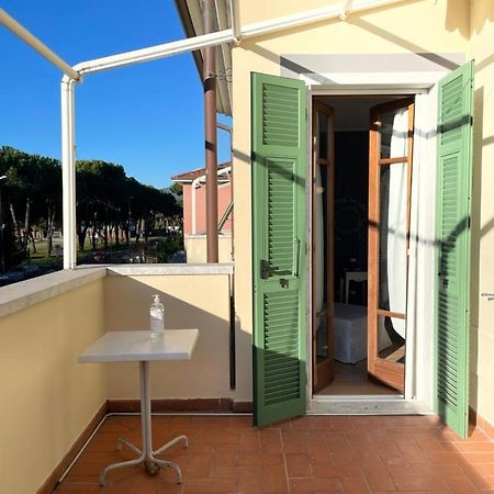 Elegante Camera Matrimoniale Con Balcone A 500 Mt Dal Mare Марина-ди-Каррара Экстерьер фото